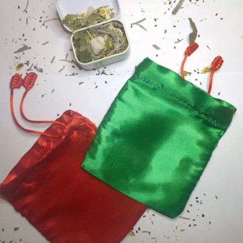 کیسه اسپند ساتن همراه قرمز