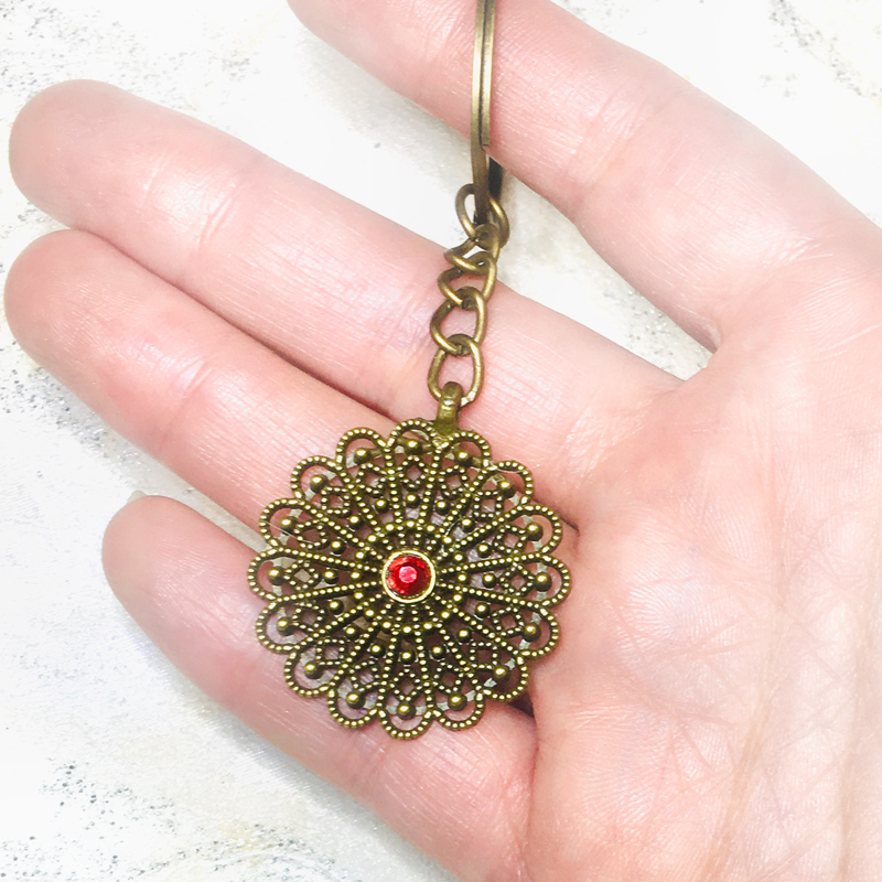 جاسوییچی مانترای زندگی گرد برنزی با نگین قرمز