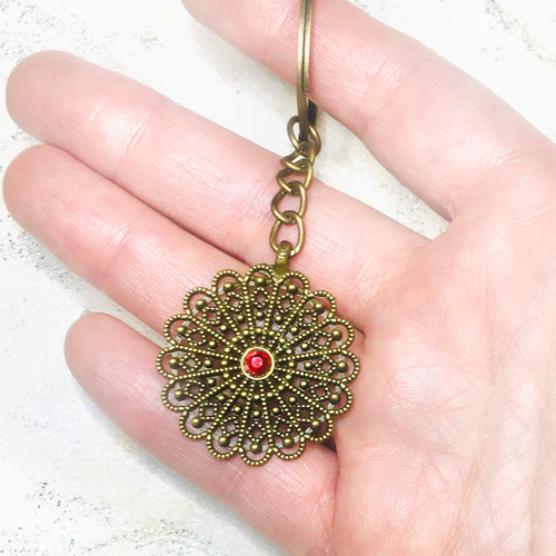 جاسوییچی مانترای زندگی گرد برنزی با نگین قرمز