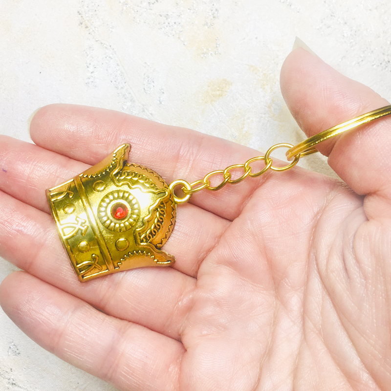 جاسوییچی تاج تو خالی طلایی با نگین قرمز