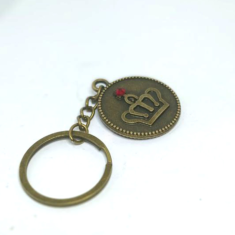 جاسوییچی تاج صفحه گرد برنزی با نگین قرمز