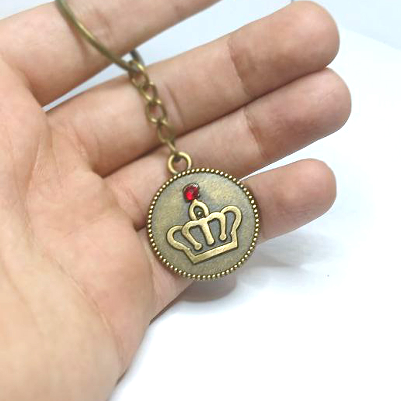 جاسوییچی تاج صفحه گرد برنزی با نگین قرمز