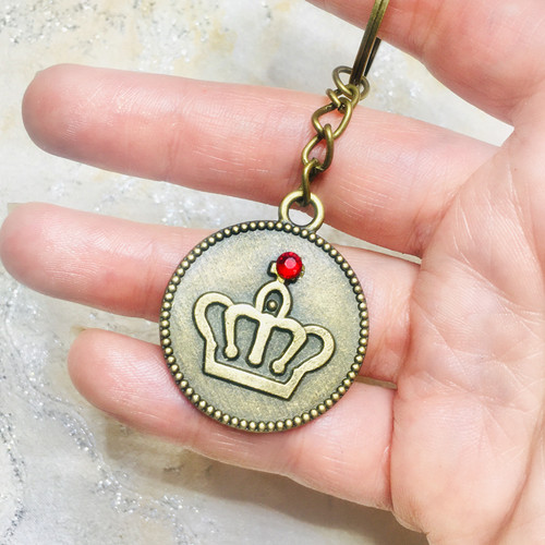 جاسوییچی تاج صفحه گرد برنزی با نگین قرمز