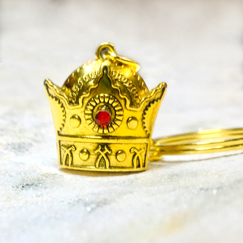 جاسوییچی تاج توپر طلایی با نگین قرمز